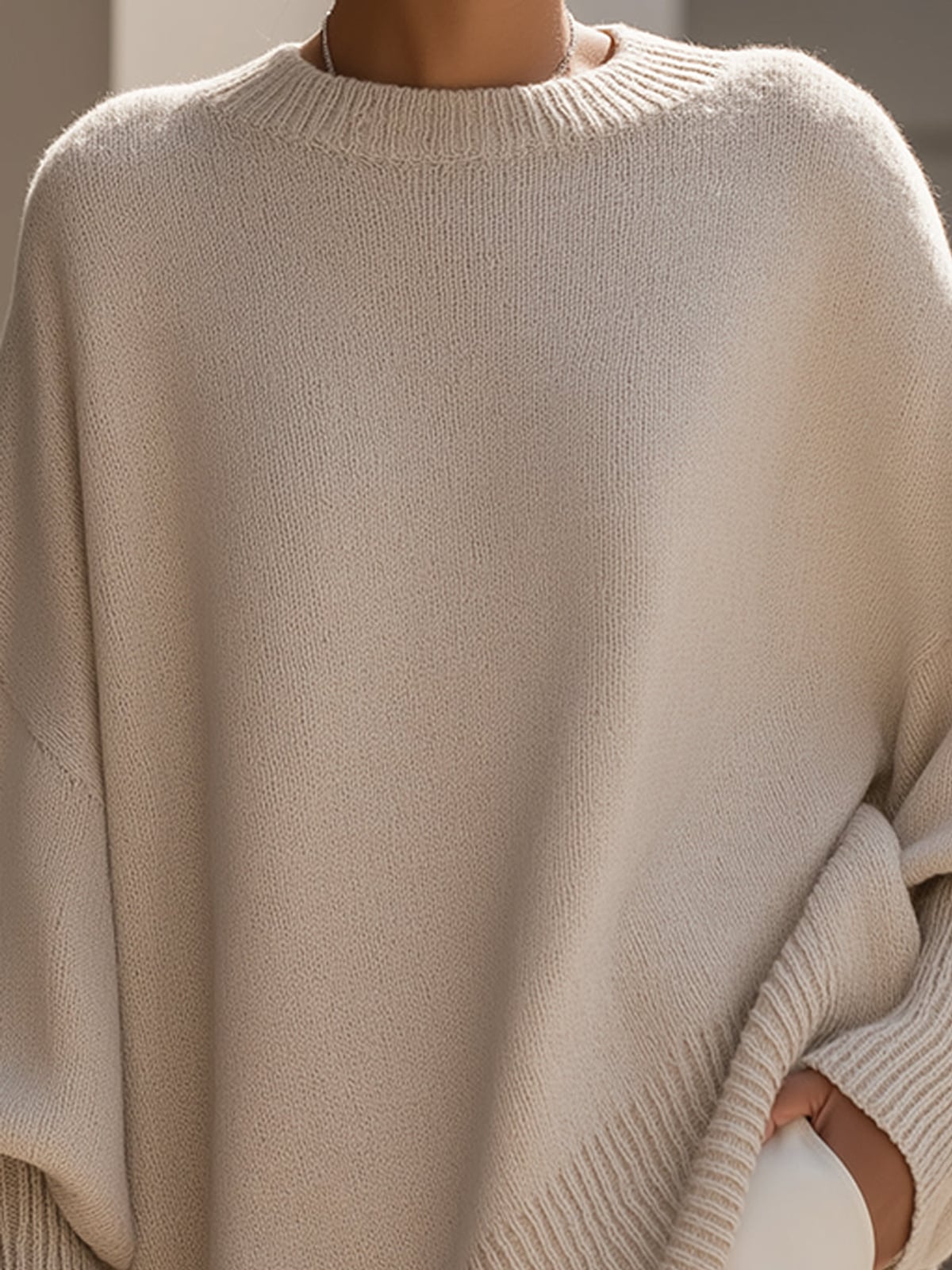 pull femme oversize col rond asymétrique en beige 
