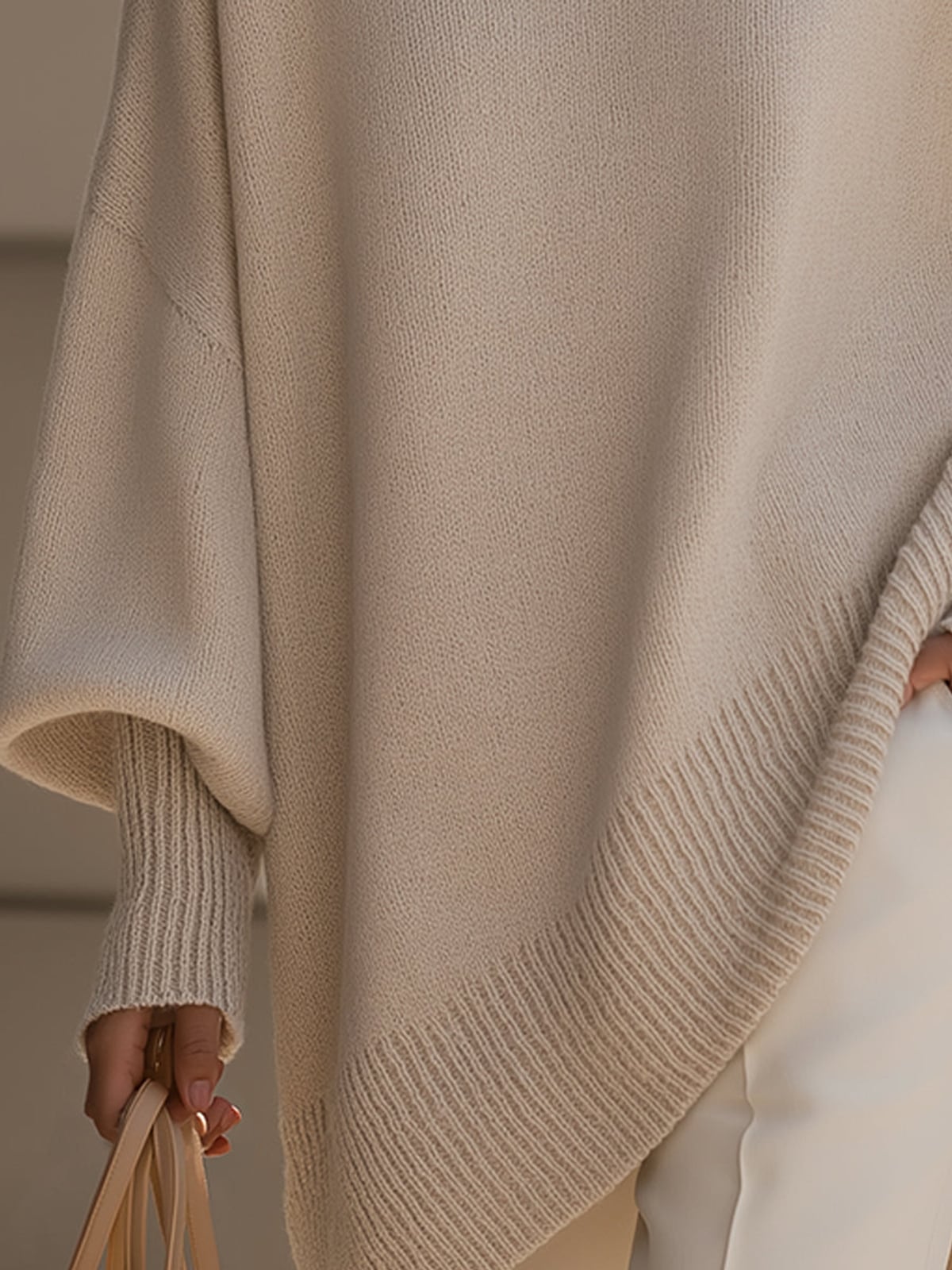pull femme oversize col rond asymétrique en beige 