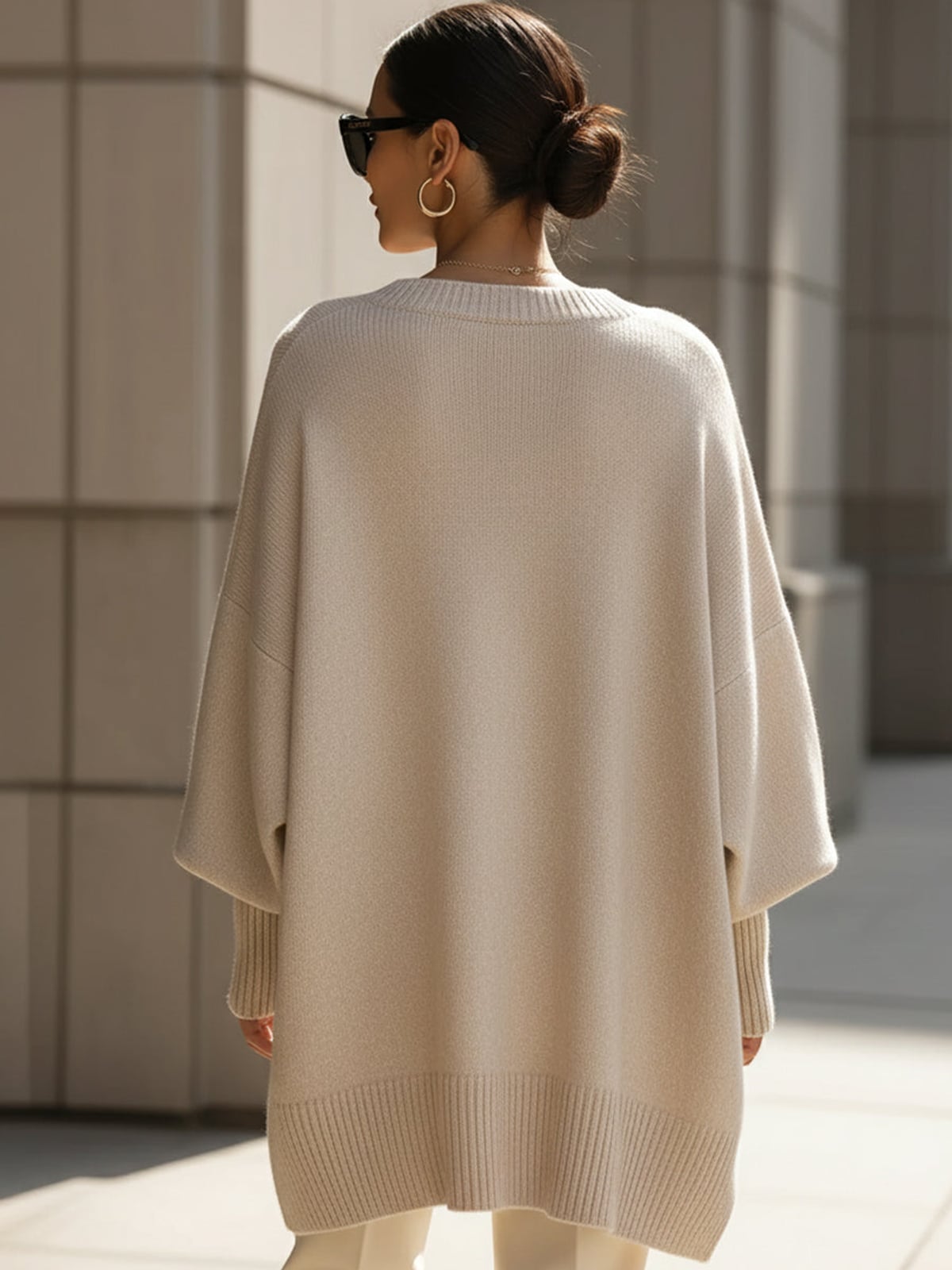 pull femme oversize col rond asymétrique en beige 