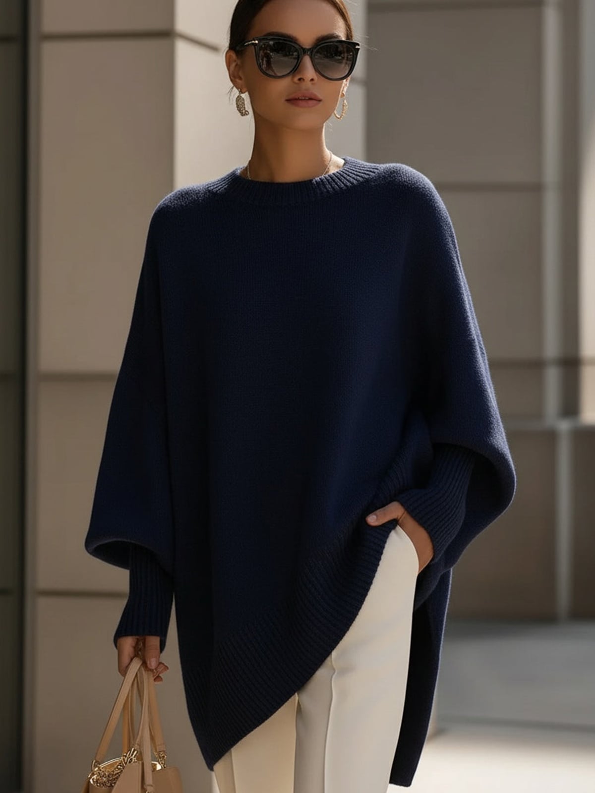 pull femme oversize col rond asymétrique en bleu marine