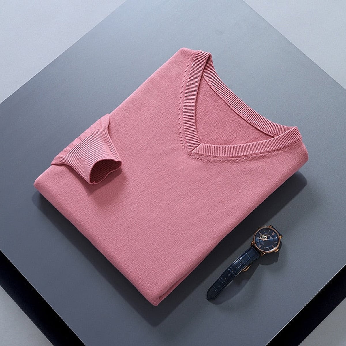 pull homme col en v coupe ajustée en rose