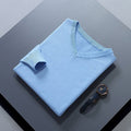 pull homme col en v coupe ajustée en bleu clair