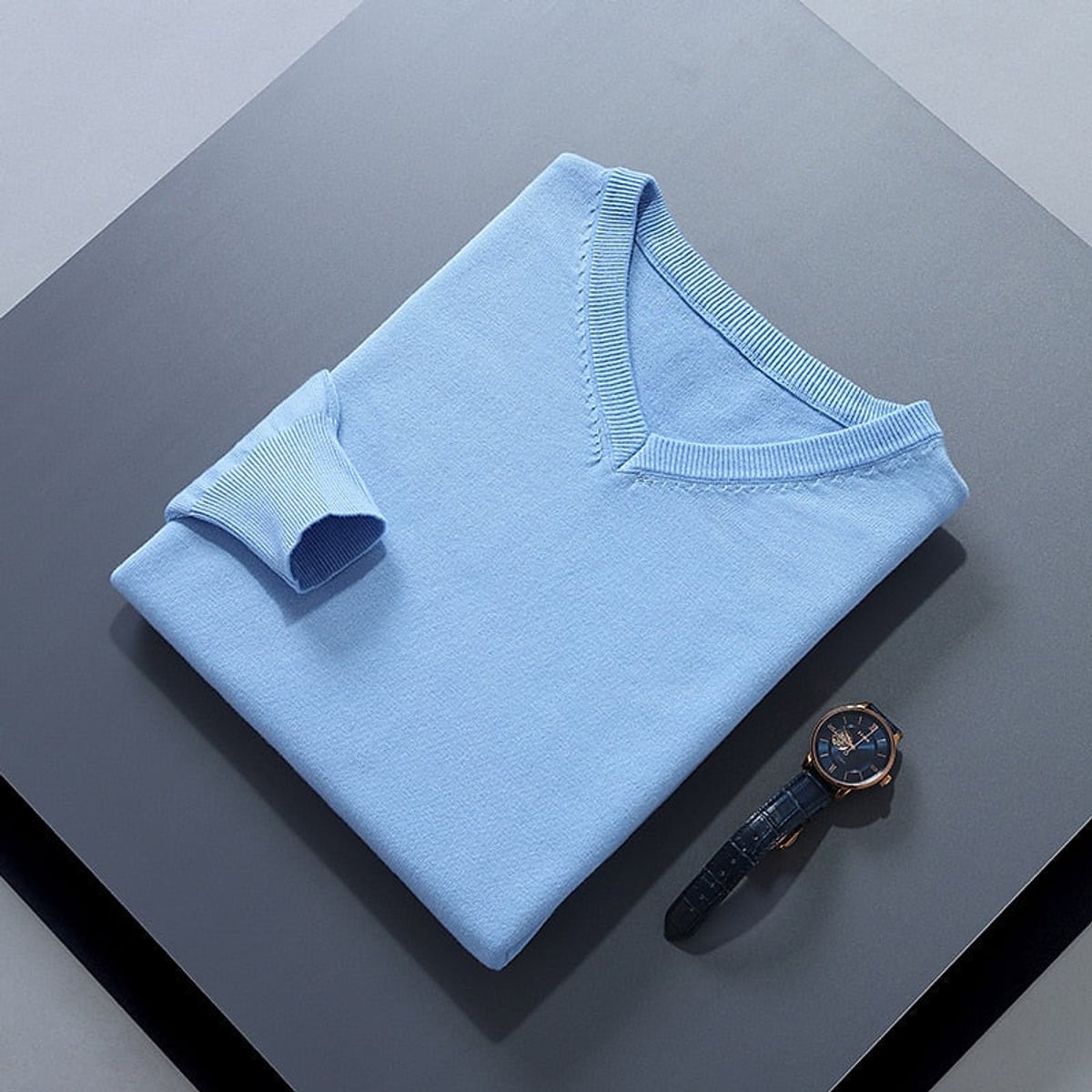 pull homme col en v coupe ajustée en bleu clair