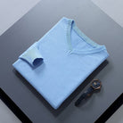 pull homme col en v coupe ajustée en bleu clair
