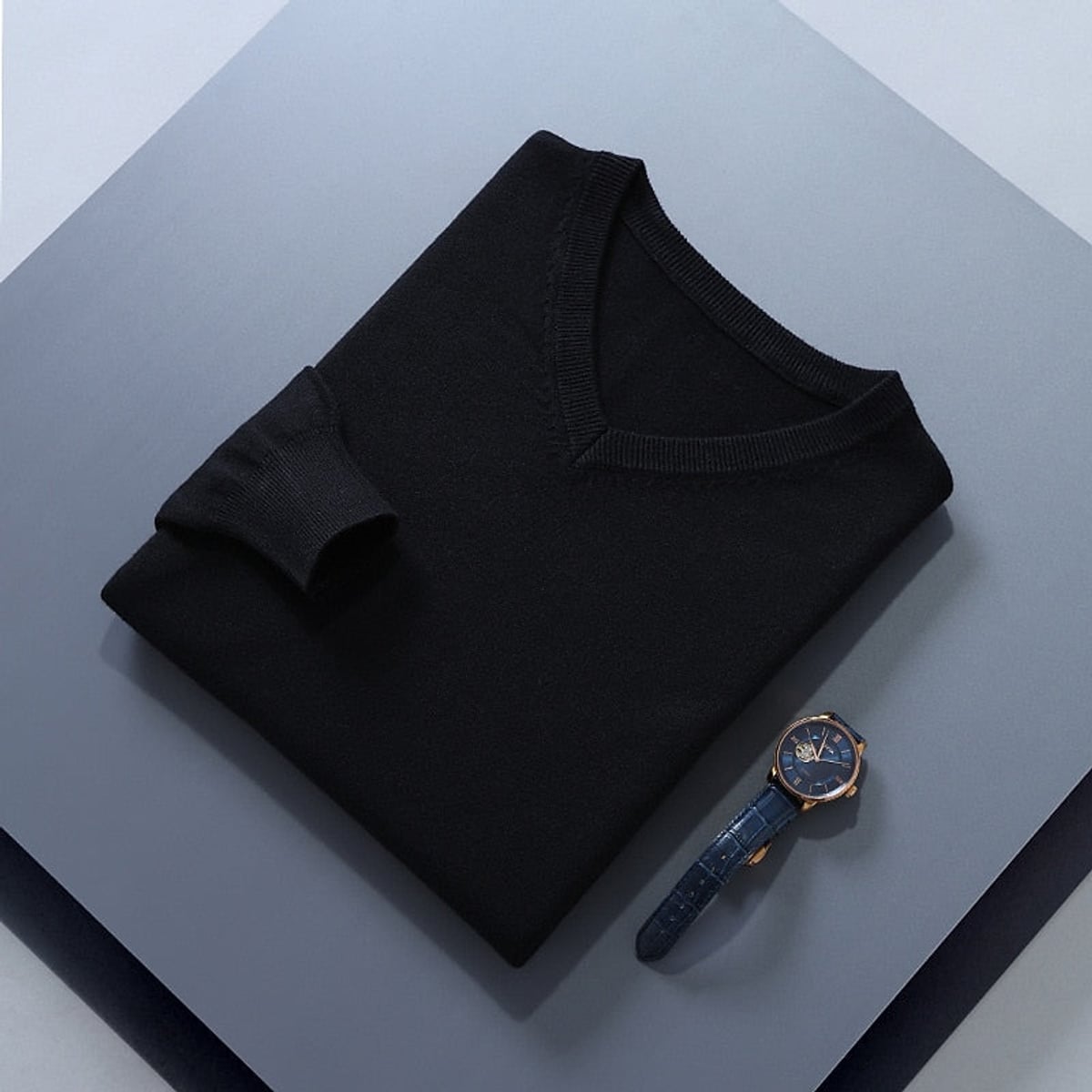 pull homme col en v coupe ajustée en noir