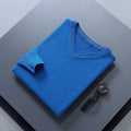 pull homme col en v coupe ajustée en bleu