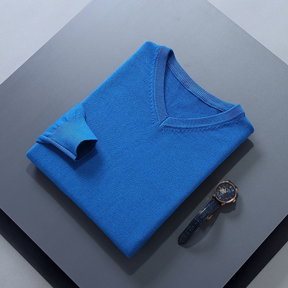 pull homme col en v coupe ajustée en bleu