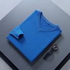 pull homme col en v coupe ajustée en bleu