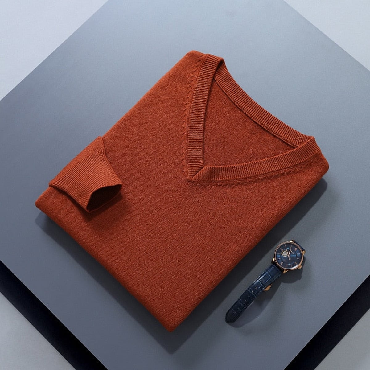 pull homme col en v coupe ajustée en orange