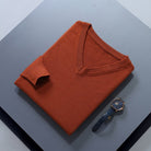 pull homme col en v coupe ajustée en orange
