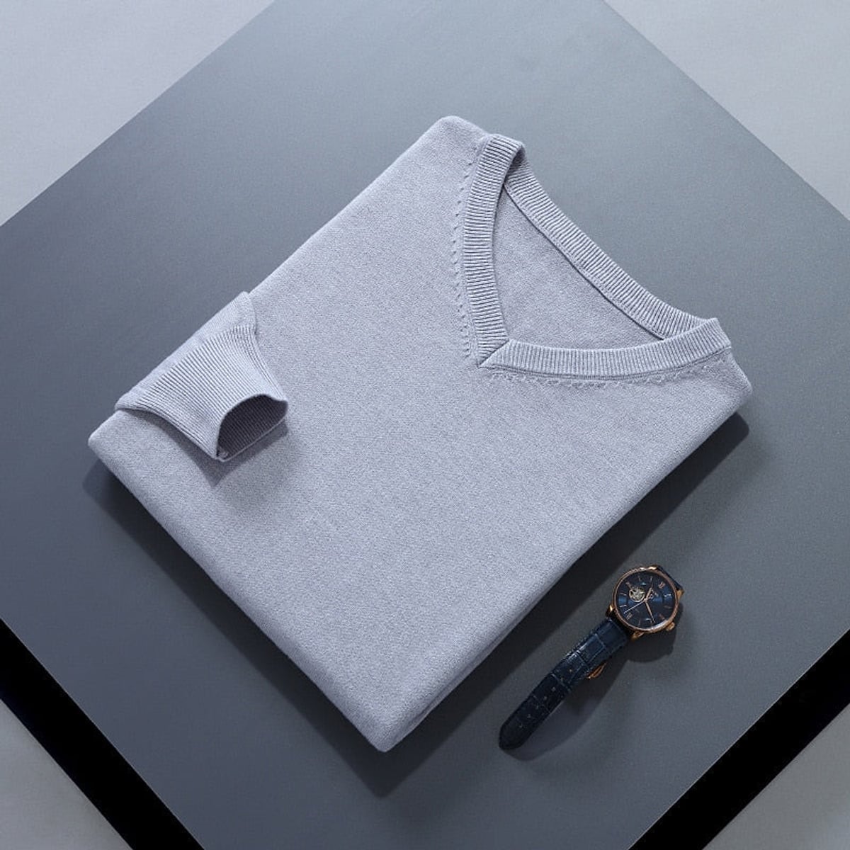 pull homme col en v coupe ajustée en gris clair