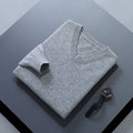 pull homme col en v coupe ajustée en gris