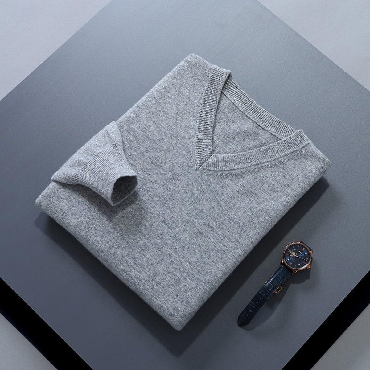 pull homme col en v coupe ajustée en gris