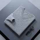 pull homme col en v coupe ajustée en gris