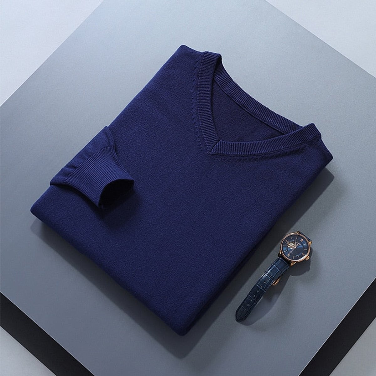 pull homme col en v coupe ajustée en marine foncé