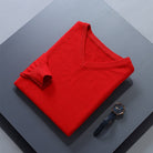 pull homme col en v coupe ajustée en rouge
