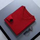 pull homme col en v coupe ajustée en bordeaux