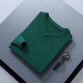 pull homme col en v coupe ajustée en vert foncé