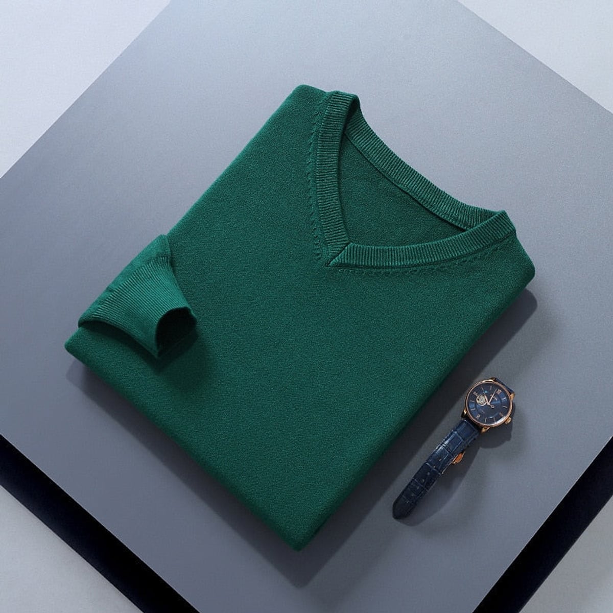 pull homme col en v coupe ajustée en vert foncé