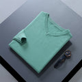 pull homme col en v coupe ajustée en vert