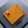 pull homme col en v coupe ajustée en jaune
