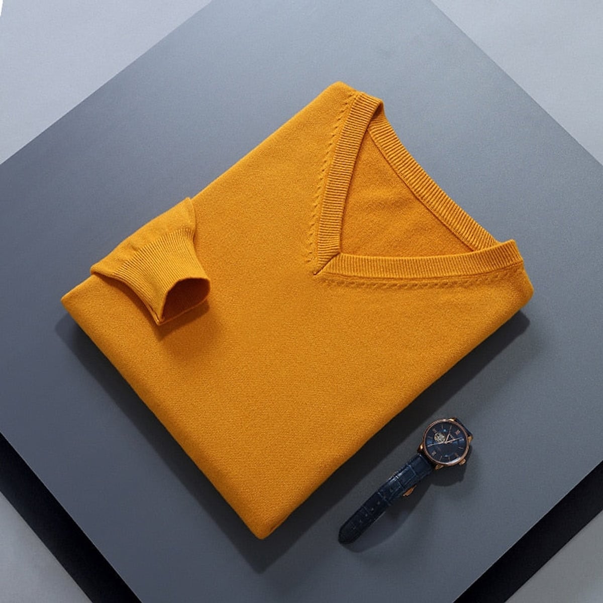 pull homme col en v coupe ajustée en jaune