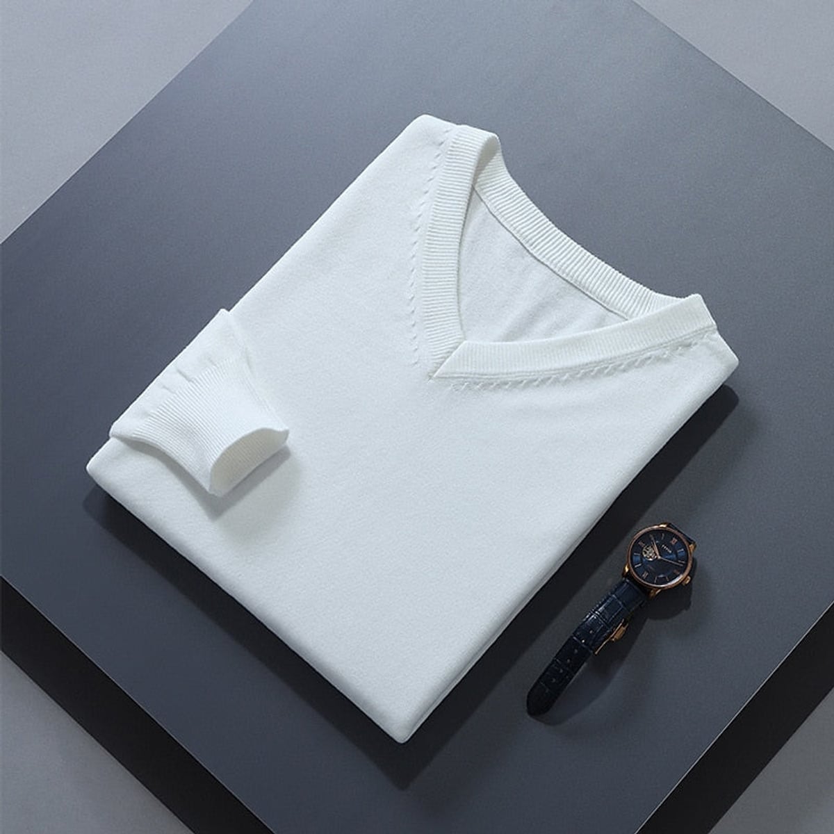 pull homme col en v coupe ajustée en blanc