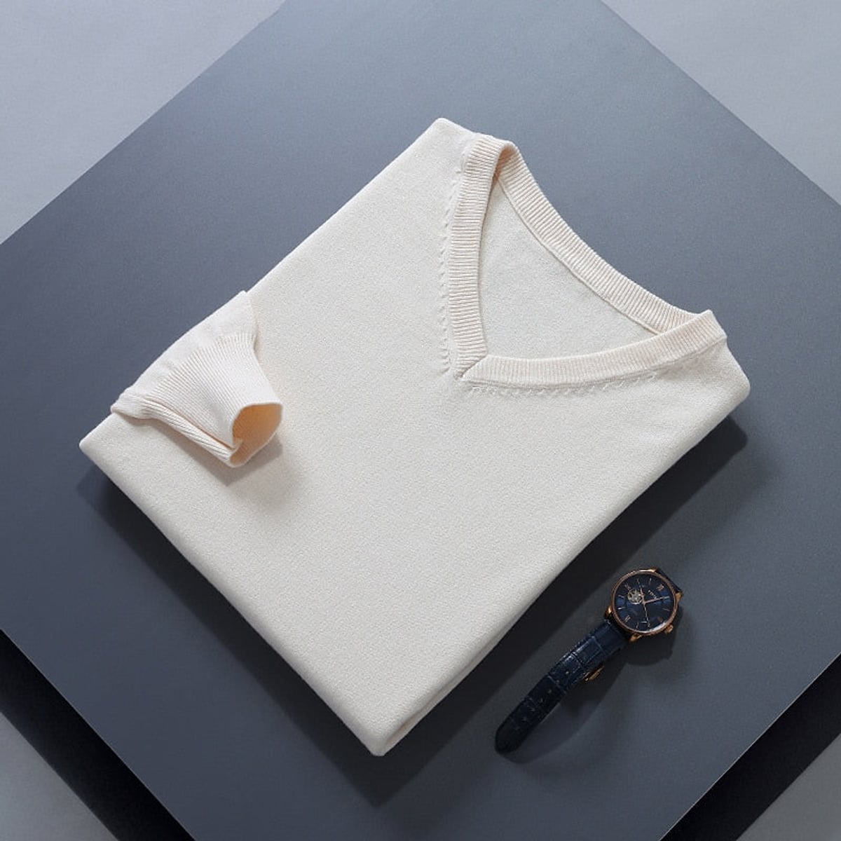 pull homme col en v coupe ajustée en beige
