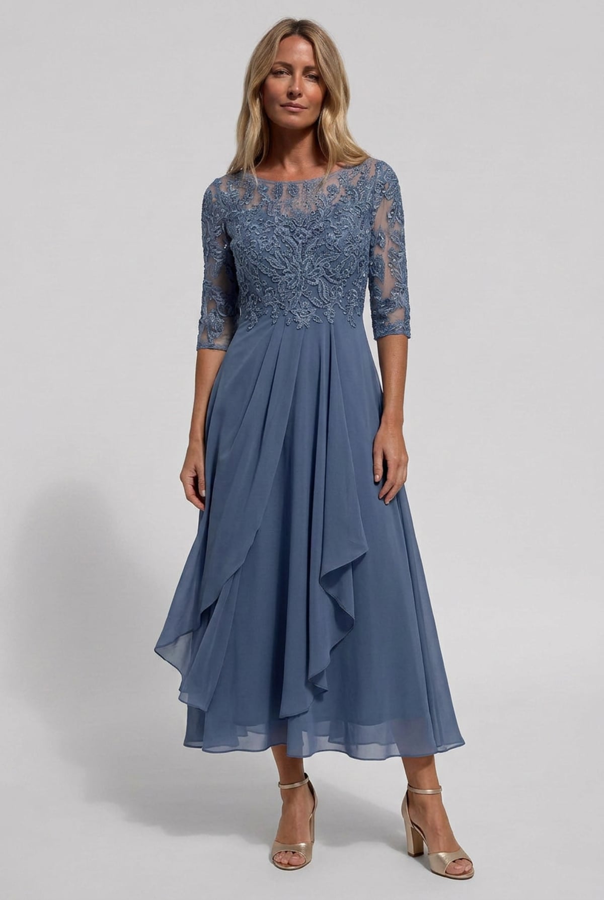 robe femme mi-longue brodée coupe évasée en bleu