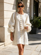 robe femme trapèze manches bouffantes boutons floraux en blanc cassé
