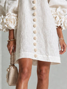 robe femme trapèze manches bouffantes boutons floraux en blanc cassé