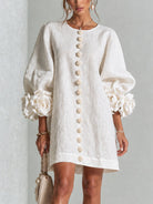 robe femme trapèze manches bouffantes boutons floraux en blanc cassé