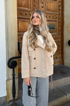 trench court femme oversize croisé en beige